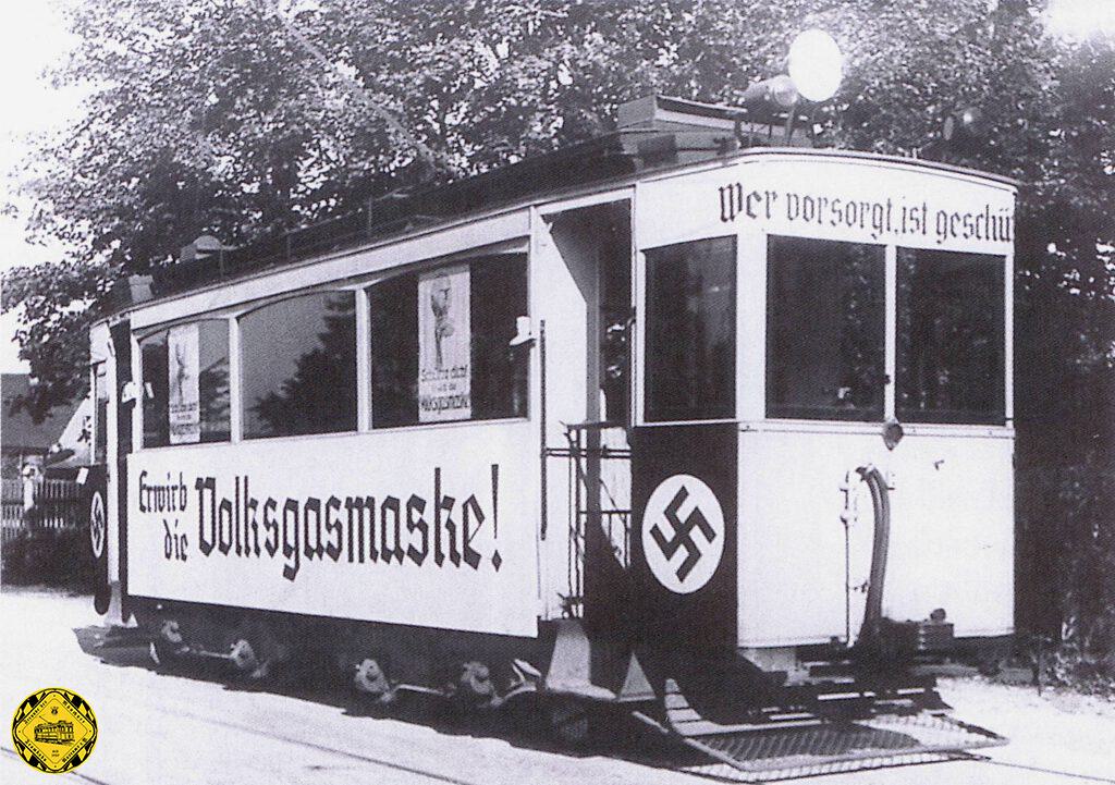 Auch die Trambahn dient der Propaganda zur Kriegsvorbereitung: Werbung für die Volksgasmaske auf einem A-Wagen, 1938. 