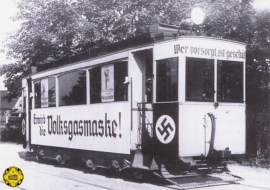 Auch die Trambahn dient der Propaganda zur Kriegsvorbereitung: Werbung für die Volksgasmaske auf einem A-Wagen, 1938.