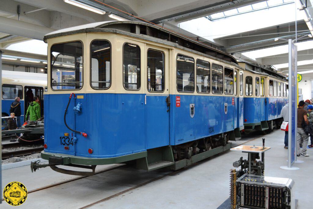 Dies ist der Beiwagen 1334 der Serie e 5.49, der von 1966 - 1973 als Personalbeiwagen für den Transport der Arbeiter in die Hauptwerkstätte eingesetzt war. Zwischen 1970 und 1973 war er mit der Nr. 3953 dem Arbeitswagenbestand zugeordnet. Der Wagen ist im Zustand von 1966 erhalten.