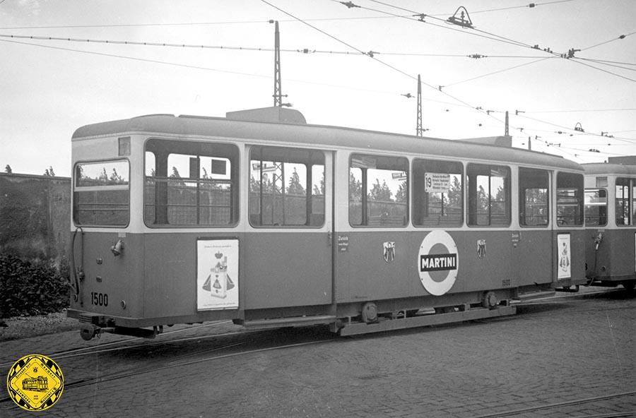 Die Beiwagen 1500-1511 der Serie i 1.56 der Münchner Straßenbahn wurden wie die dazugehörigen Triebwagen der Baureihe J 1.30 während des Zweiten Weltkriegs entwickelt und bekamen deshalb auch den Namen Kriegsstraßenbahnwagen (KSW). 