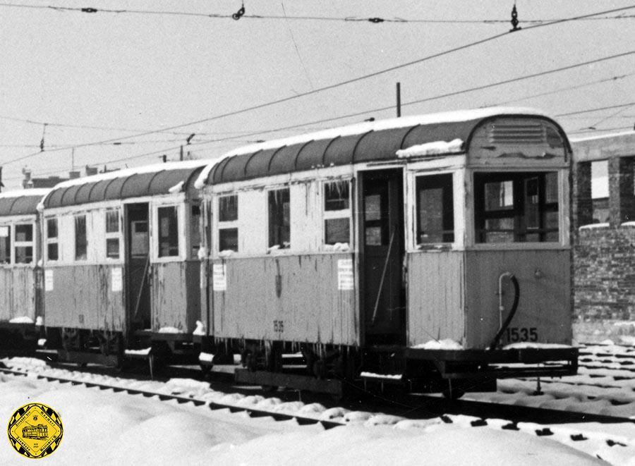 Die K-Wagen und k-Beiwagen wurden mit durchgehenden Holzpanelen geliefert, Fenster wurden oft erst später erst herausgesägt, wenn Scheiben & Rahmen zur Verfügung standen.