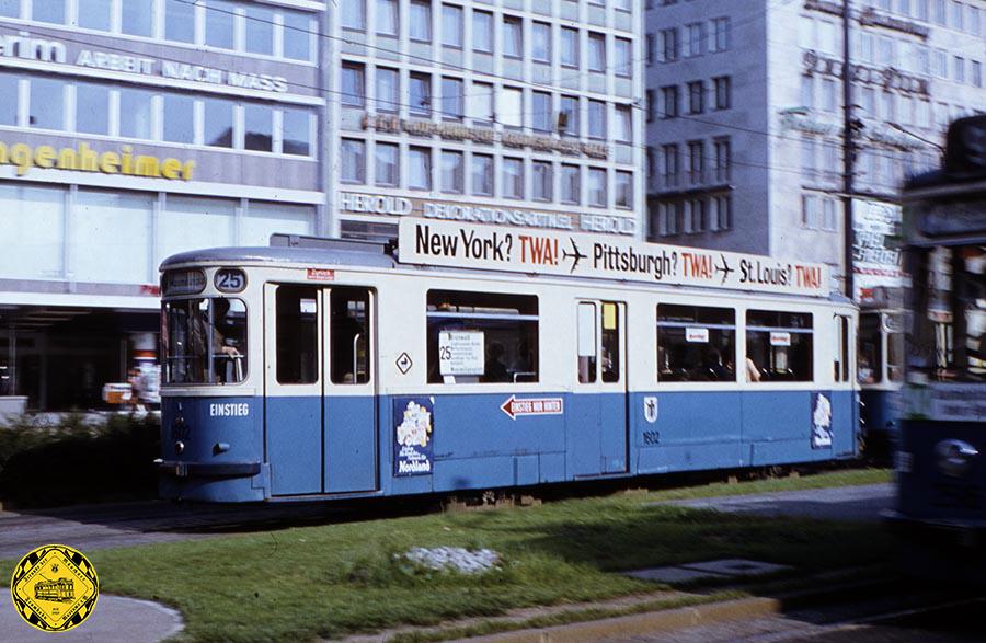 Nach dem Umbau zu m 1.65 Beiwagen, bei dem die zwei Beiwagen auch Plattformen entsprechend den Serienwagen m4 erhielten und die vordere Mitteltür durch ein Fenster ersetzt wurde, wurden sie sogar 1974/75 noch zu Einmannwagen für schaffnerlosen Betrieb umgebaut. 