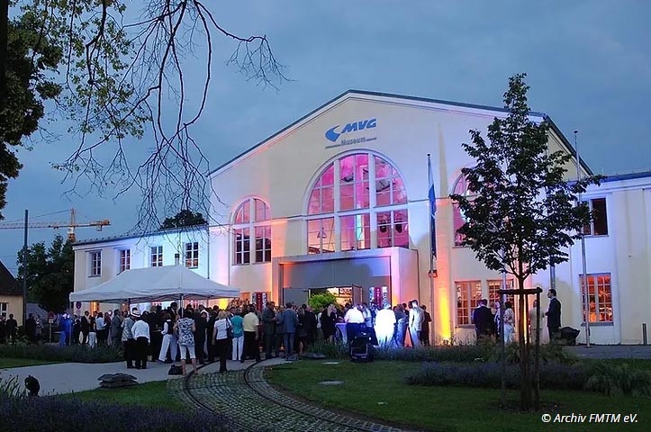 ​Eröffnung des MVG-Museums

28. Oktober 2007: OB Christian Ude, Geschäftsführer der MVG Herbert König und die Vorsitzenden von FMTM e. V. und OCM e. V. eröffnen das MVG-Museum in der Ständlerstraße.