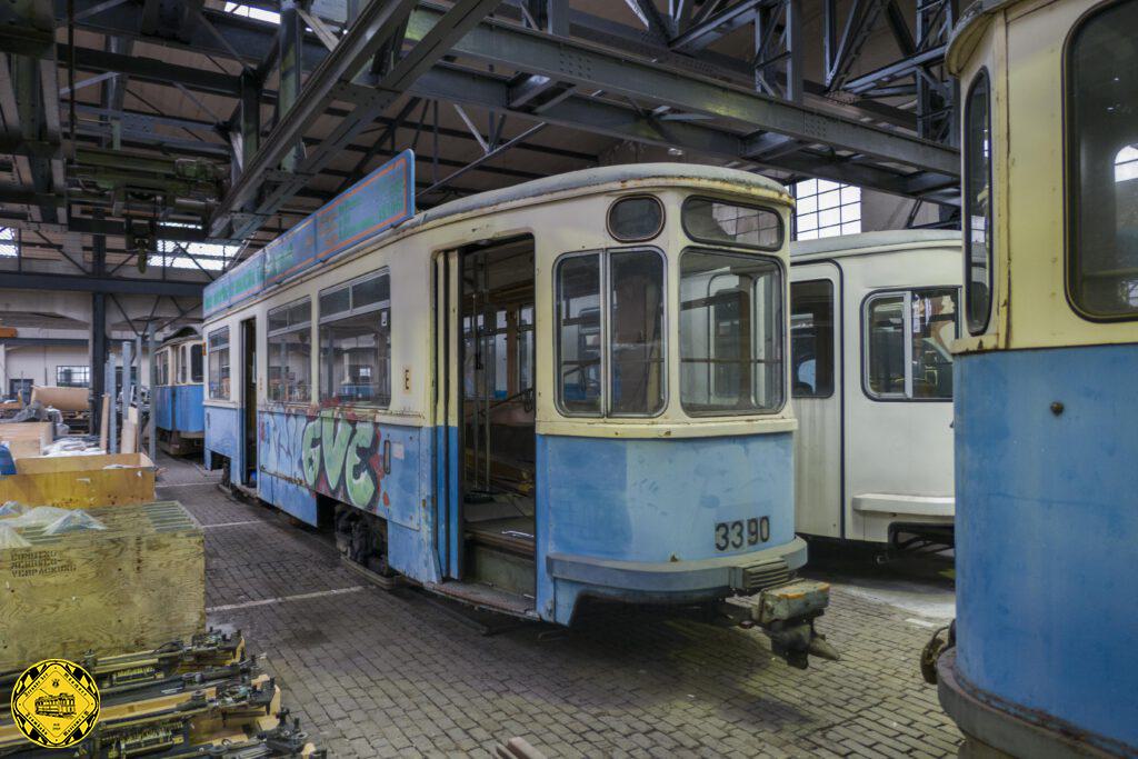 Der Beiwagen 3390 ist der letzte erhaltene Vertreter der ersten Großserie Münchner M-Wagen. Dazu präsentiert er sich mit den ursprünglichen eckigen Front- und Heckpartien, die für die Prototypen und die ersten Serien der M3 typisch waren. Er hat noch ein original-Westwaggon-Fahrgestell und ist im Besitz unseres Vereins.