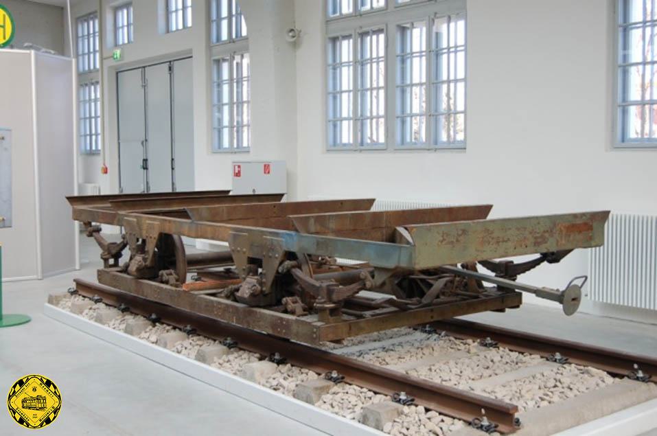 Der aus Nürnberg zurück geholte Transportbeiwagen 2501 war 1943
auf dem Untergestell eines zerstörten c-Beiwagens gebaut
worden. Seit 2007 steht das Exponat mit seiner interessant
ausgeführten Federung in der Ausstellung des MVG-Museums.