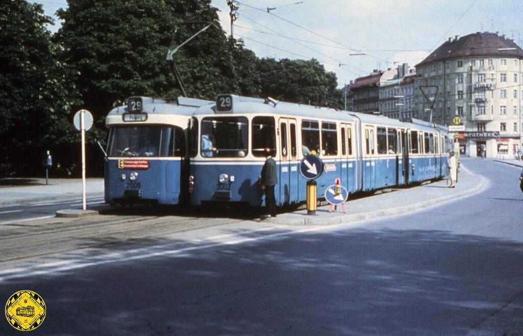 Der zweite Kurzgelenkbeiwagen-Prototyp p 2.15 mit der ursprünglichen Nr. 2002 besaß ebenfalls die doppelte Zierlinie. Auch 1968 wurde er dann in 3002 umnummeriert.