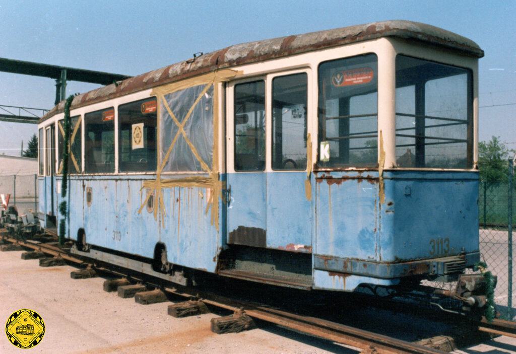Der Beiwagen 3113 (bis 1972 als Nr. 1598 bezeichnet) wurde 1976 an das Deutsche Straßenbahnmuseum in Wehmingen bei Hannover abgegeben. Dort verkam das im Freien abgestellte Fahrzeug und verrottete zusehends. Im April 1992 gelang es den Freunden des Münchner Trambahnmuseums, den Beiwagen zurückzukaufen und nach München zurückzuholen. 