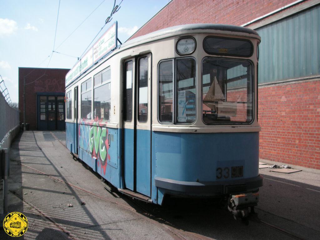Nachdem die Münchner Trambahn bis 1950 nur zweiachsige Beiwagen beschafft hatte, führte man beim Bau des Typs m ab 1950 erstmals dreiachsige Beiwagen ein. Nach den Prototypen der Vorausserien m 1.62 und m 2.63 waren zwischen 1953 und 1955 die 93 Serienfahrzeuge des Typs m 3.64 ausgeliefert worden.
