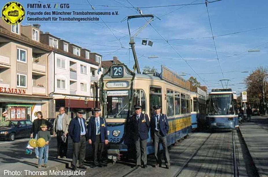 Unser M5-Museumszug am Willibaldplatz mit Fahrer und Schaffnern