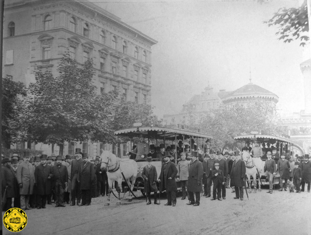 Zur Eröffnung der Tal-Linie der Pferdebahn am 16. Juni 1888 haben sich Honoratioren und Publikum am Isartorplatz versammelt.