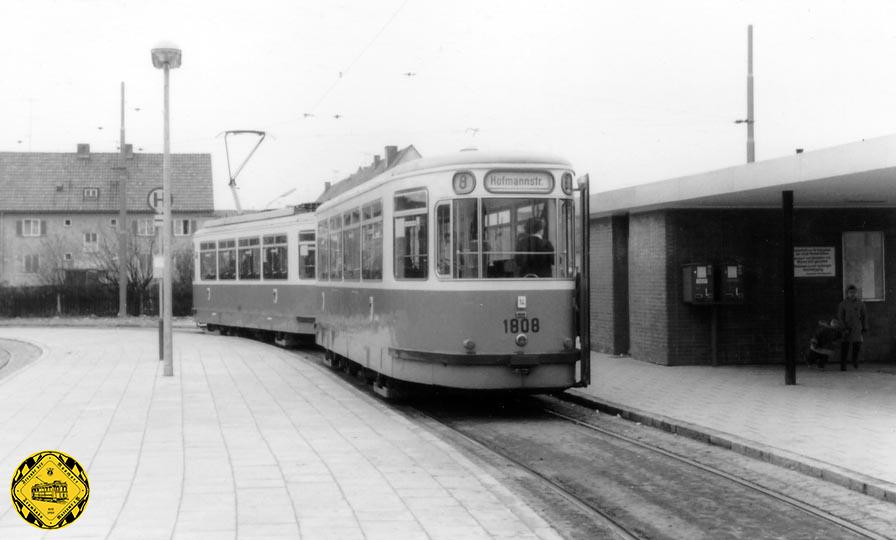 Der fabrikneue M5/m5-Zug 981/1808 der Linie 8 hat am 11.4.64 an der Endhaltestelle Harthof einige Minuten Verschnaufpause.