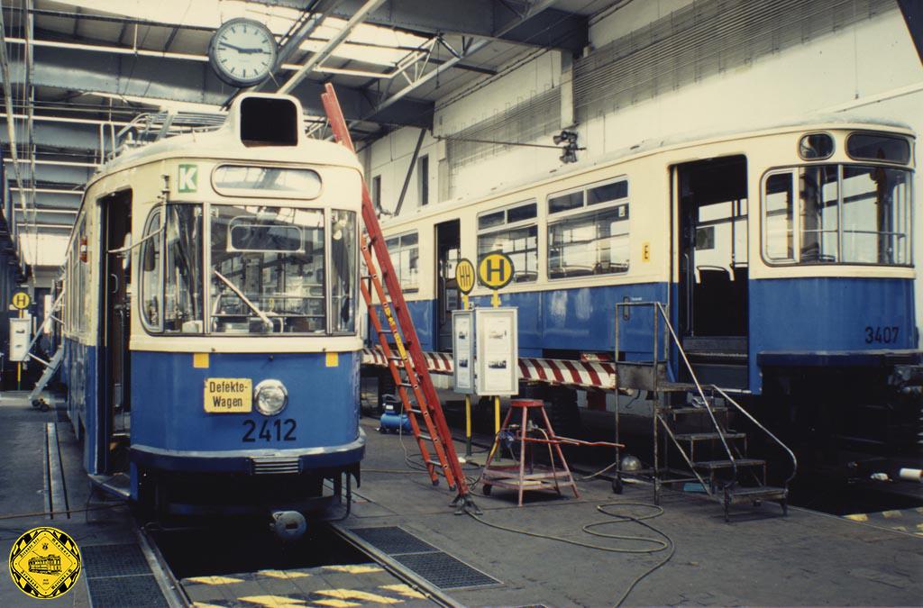 In der Werkstätte des damals bereits stillgelegten Betriebshofs 3 an der Westendstraße hatte der Verein FMTM über mehrere Jahre die Möglichkeit, an den historischen Münchner Trambahnwagen zu arbeiten. Das Bild vom Februar 1997 zeigt die Arbeiten zur Hauptüberholung des M4/m4-Zuges.