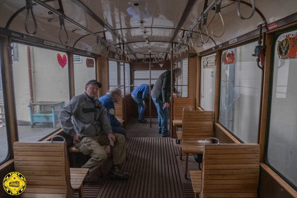 Seit 2020 hat unsere FMTM-Werkstattgruppe diesen Wagen im Visier: er hat ein paar Roststellen braucht eine sanfte Säuberung/Restaurierung und eine HU, damit er wieder mit seinem TW 721, der eine frische HU hat, durch München fahren kann.