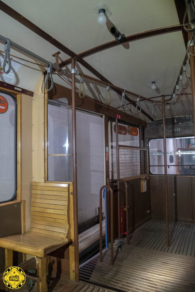 Seit 2020 hat unsere FMTM-Werkstattgruppe diesen Wagen im Visier: er hat ein paar Roststellen braucht eine sanfte Säuberung/Restaurierung und eine HU, damit er wieder mit seinem TW 721, der eine frische HU hat, durch München fahren kann.