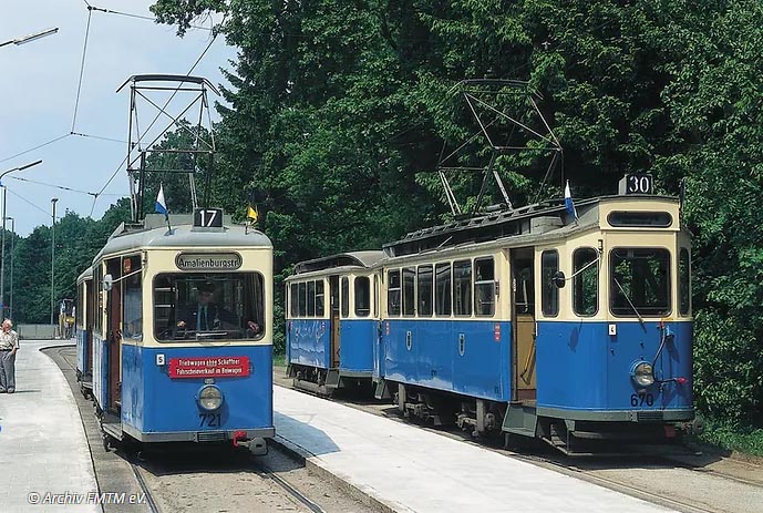 Unsere Museumswagen nach der Eröffnungsfahrt am 1. Juni 1996 in der Wendeschleife Amalienburgstraße