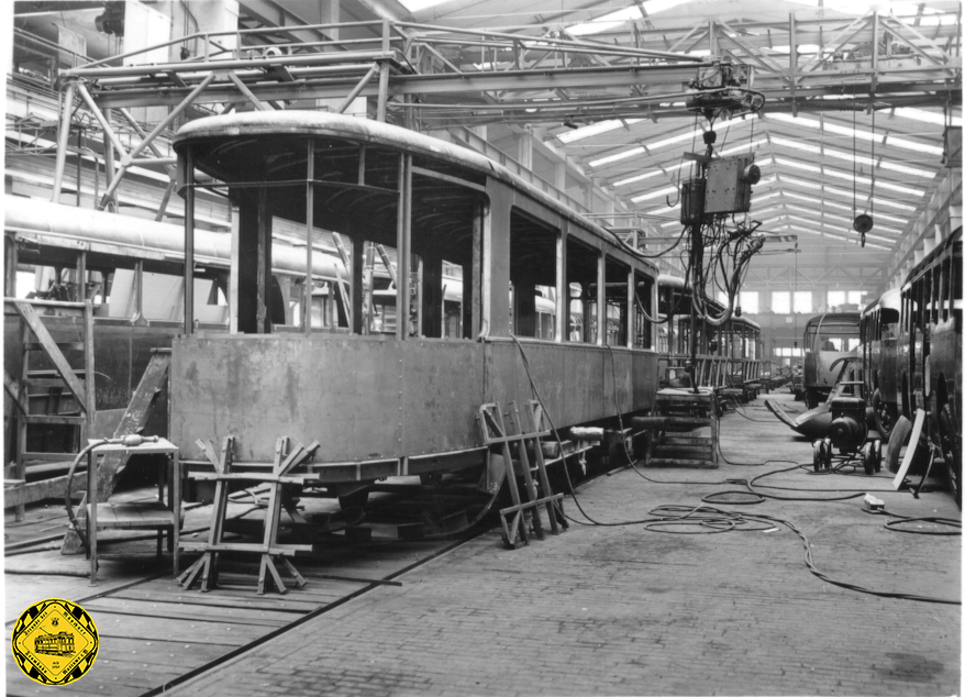 Der Bau der neuen Großraumwagen wird bei Rathgeber im Taktverfahren durchgeführt. Dieser Blick in die Montage­halle der Moosacher Waggonfabrik zeigt am 28.9.53: Ein m3-Beiwagen nimmt Gestalt an. Stück für Stück werden dem Stahlgerippe einzelne Bleche aufgeschweißt.