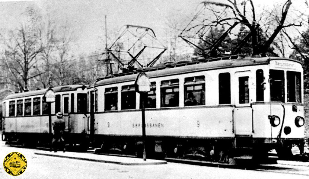A 9 und Beiwagen 18 der Bærumsbanen, baugleich mit der Nr. 36/37, die in München fuhren, wartet an der Haltestelle Slottsparken (Schlosspark) in Oslo auf die Abfahrt.