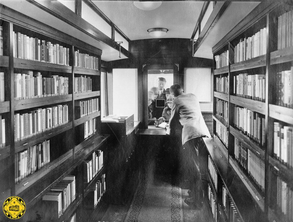 Die Wanderbücherei zu Betriebszeiten und der Innenraum heute: die Regale sind gut erhalten, allerdings hat die Außenhaut schwer unter der langjährigen Aufstellung ohne Überdachung gelitten.