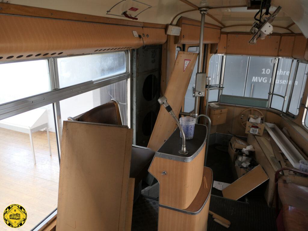 Der Fahrschulwagen hat den letzten erhaltenen Schaffnersitz in einem M-Wagen.