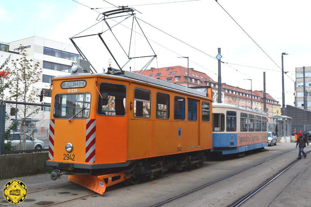 Der Fahrdrahtkontrollwagen Nr. 2942 wurde 1961 aus dem ehemaligen Triebwagen 7 der im Jahre 1959 eingestellten Münchner Poststraßenbahn gebaut.