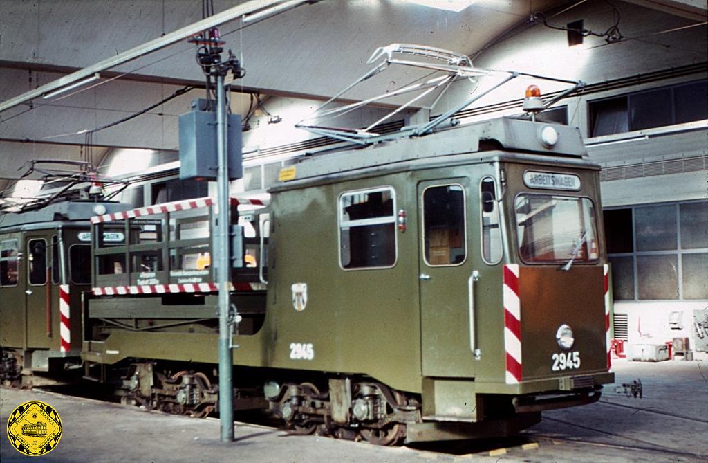 Der abgebildete 2945 ist der Bruder des erhaltenen 2946. Er hatte jedoch keinen Hilfsmotor. Das Bild zeigt ihm im Bahnhof 2 noch in der alten oliven Arbeitswagenfarbe, jedoch schon mit der neuen Arbeitswagen-Nummer.