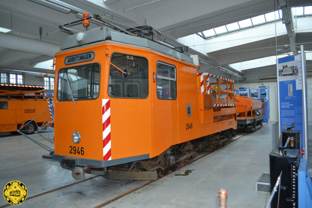 Der erste Turmtriebwagen der Münchner Trambahn entstand 1950, als man behelfsmäßig eine Arbeitsbühne auf das Dach des A-Triebwagens Nr. 249 setzte.