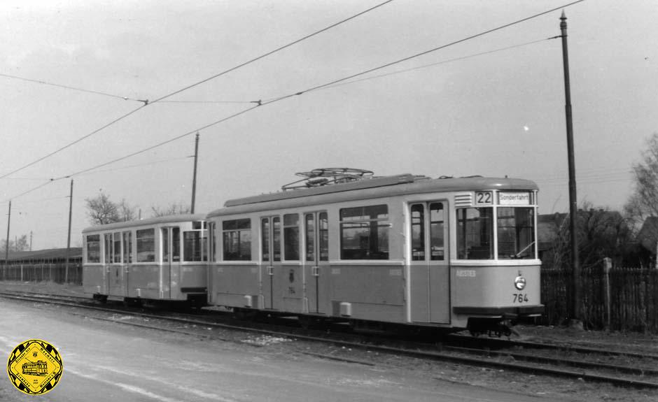 Endlich ist der erste Großraumzug vom Typ „München“ eingetroffen! Am 7.3.50 kann der neue M1/m1-Zug 764/1601 auf dem Betriebsgleis in der Aschauer Straße stolz