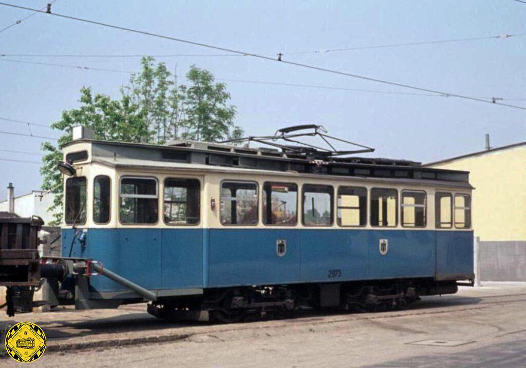 Aus dem Arbeitswagenpark der Bahnhofswagen G 1.8 (siehe auch die Beschreibung des G 1.8-Tw 670) wurde nach Abstellung des Vorgängers W 12.8 (Umbau aus dem E 1.8-Triebwagen 587) 1973 der Triebwagen 2973 mit den Eisenbahnpuffern und der Eisenbahnkupplung ausgerüstet.