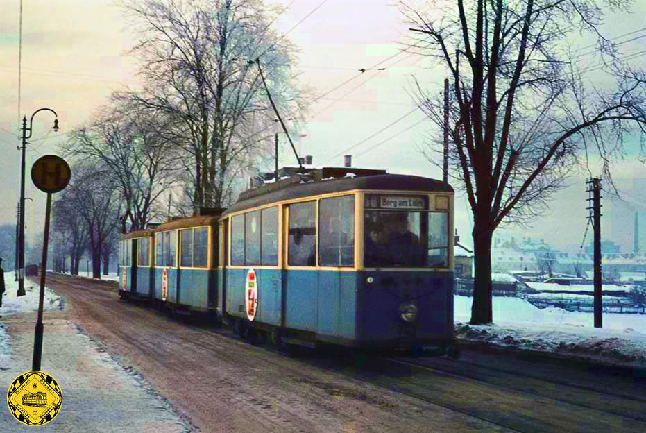 Der TW 743 war in verschiedenen Versionen auf dem Münchner Schienennetz unterwegs. Anfangs mit Stangerl und mit einfachen Zielanzeiger.