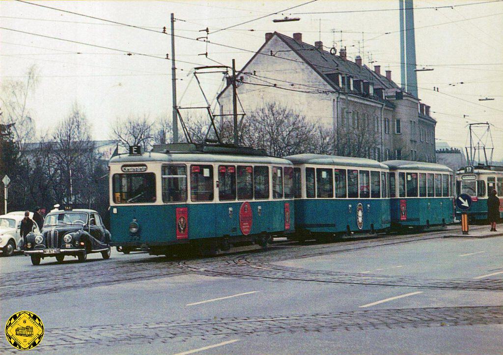 Auch das gab es: ein Heidelberger Triebwagen gleich mit 2 Beiwagen i 4.34 am Wettersteinplatz in der Grünwalderstraße als "E"-Linie im Einsatz zu einem Fußballspiel der 60iger.
