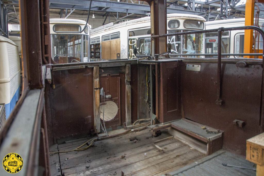 Der ATw 2931 war Ende der 1990er-Jahre gerade im Umbau, als der Betriebshof 3 aufgelöst wurde. So kam er im entkernten Zustand in die Gleisbauhalle der HW. Es war klar, dass dieser Ort auch nur eine Zwischenstation sein konnte.