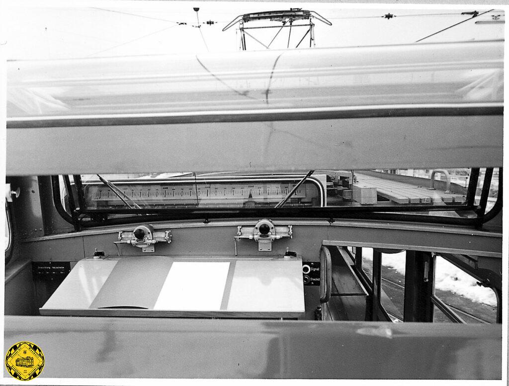 Blick aus der Kanzel mit den Messvorrichtungen zur Kontrolle der Höhe und der Zickzackführung des Fahrdrahtes 1962
