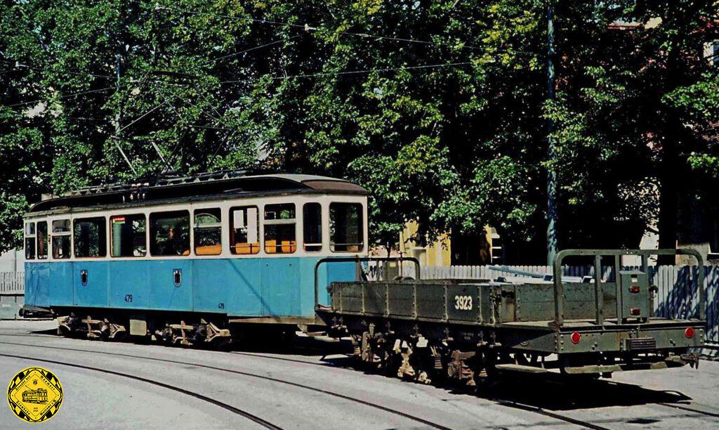 Das Bild zeigt den q 5.50 3923 beim Materialtransport hinter dem als Dienstwagen eingesetzten D 6.3 479 bei der Ausfahrt aus der HW Ständlerstraße.