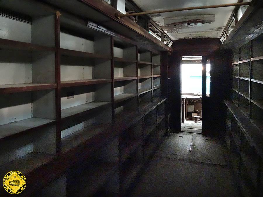 Die Wanderbücherei zu Betriebszeiten und der Innenraum heute: die Regale sind gut erhalten, allerdings hat die Außenhaut schwer unter der langjährigen Aufstellung ohne Überdachung gelitten.
