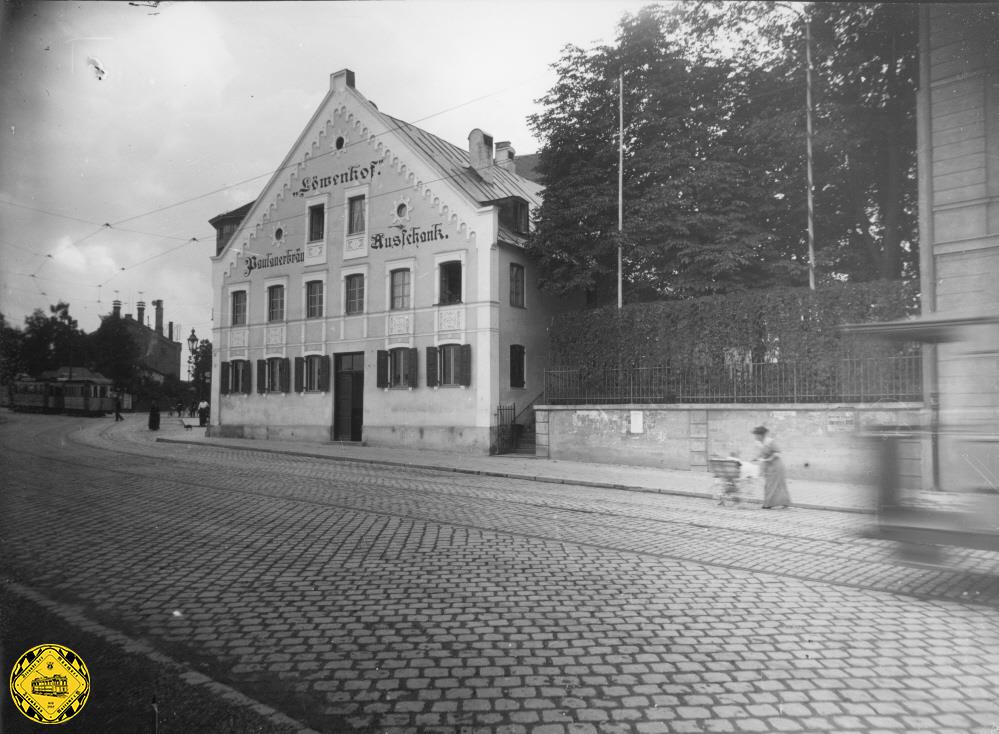 Im Jahr 1927 wurde der Gebäudeteil zur Plinganserstraße, in dem der Betriebshof zum Teil untergebracht war, endgültig abgerissen. Unser Bild aus dem Jahr 1913.