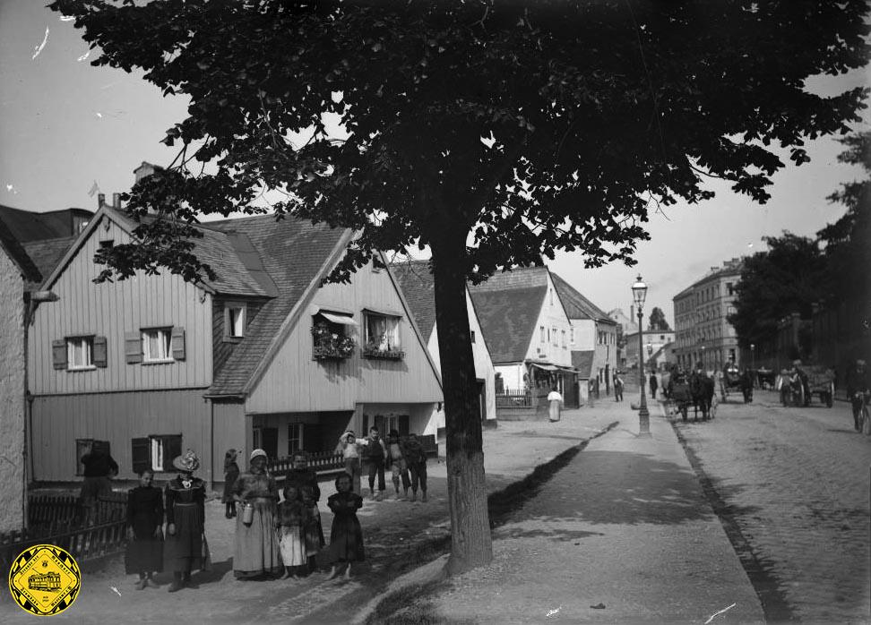 Die Einsteinstraße Anfang des 20.Jahrhunderts mit der "Grube", einer Armensiedlung ohne Strom, Wasser und Abwasser.