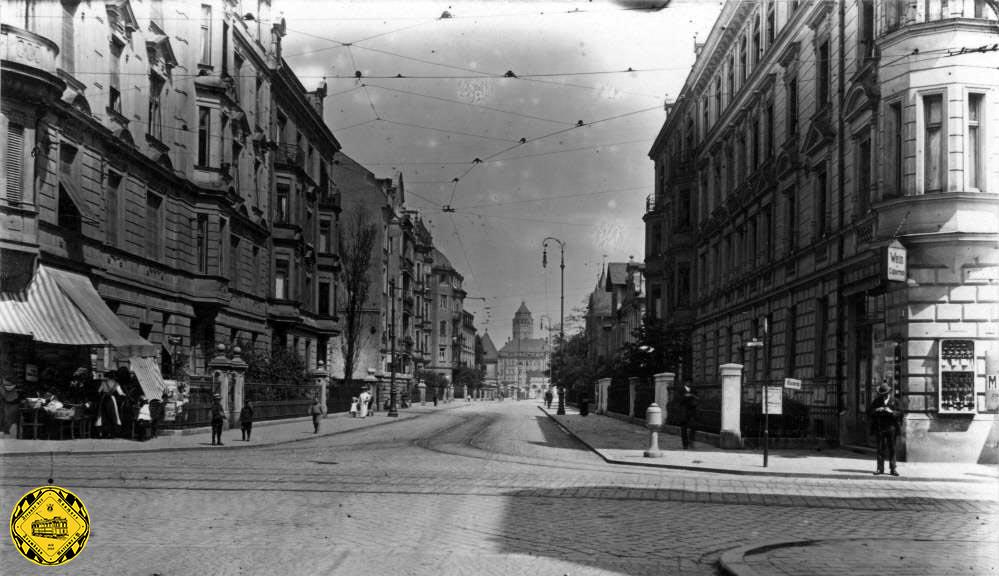 Ein Foto aus dem Jahr 1910 zeigt die Wilhelmstraße mit der eingleisigen Zufahrt zum Depot und im Vordergrund die kreuzende Hohenzollernstraße sowie den Turm des Oskar-von-Miller-Gymnasiums im Hintergrund.