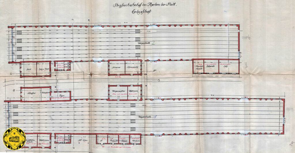 Der Grundriß der ersten Bauphase 1912 des Betriebshofs an der Soxhletstraße erklärt die beiden verschieden langen Gebäude und die für diesen Betriebshof so typischen Durchfahrtstore. Der Betriebshof hatte 2 viergleisige Hallen, eine 90m lang für 36 Wagen und die andere 110m lang 44 Wagen. Doch das reichte schon bald nicht mehr.