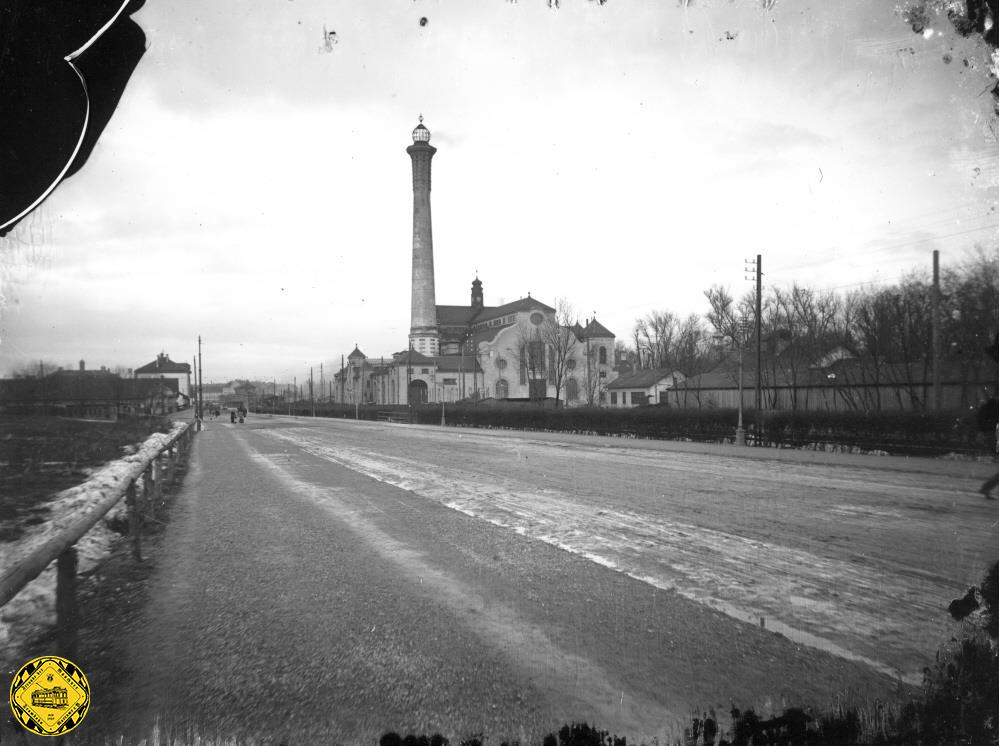 1913 war auf der Schäftlarnstraße schon ein Makadam-Belag gelegt. Im Hintergrund das Kraftwerk bei dem Blick stadteinwärts.