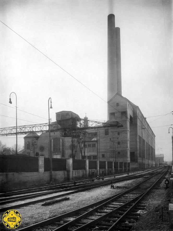 Bis zum Jahr 1940 wurde das Kraftwerk mehrfach erweitert und erneuert. Im Vordergrund die Schienen der Isartalbahn.