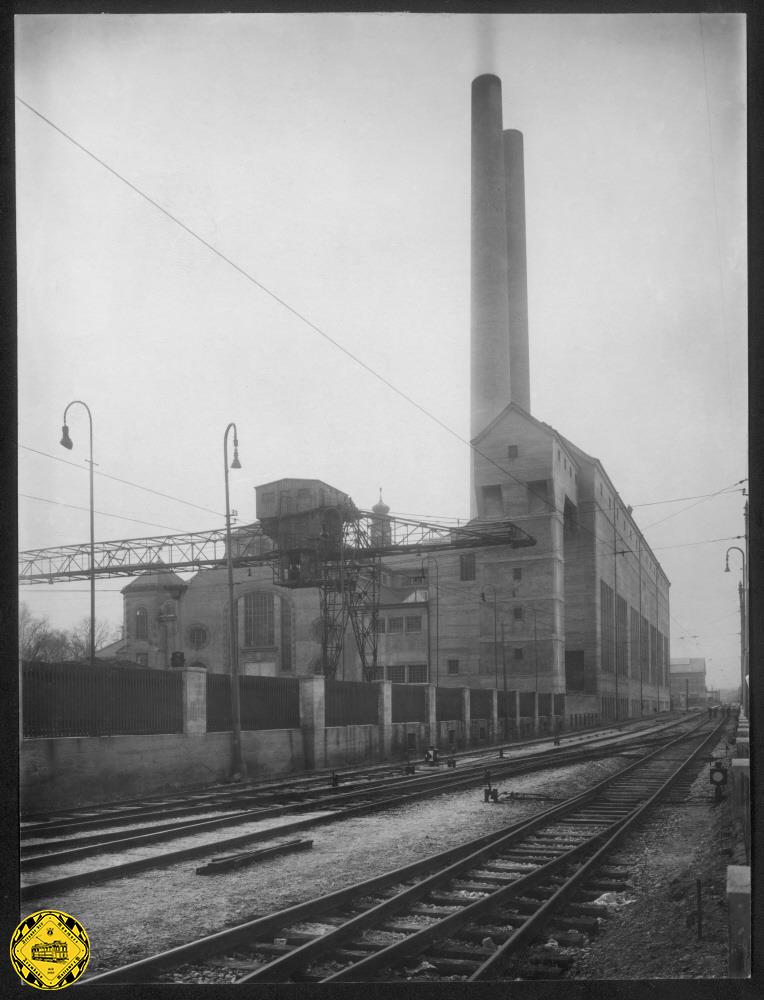 Das Städtische Kraftwerk an der Schäftlarnstraße 1940 mit den Gleisanlagen des Isartalbahnhofs im Vordergrund.