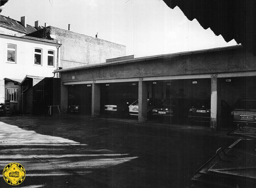 Der Hinterhof in der Einsteinstraße 28 wurde auch als Garagenplatz genutzt. Das Bild ist mit 1971 datiert. Hier waren die alten Wagenhallen.
