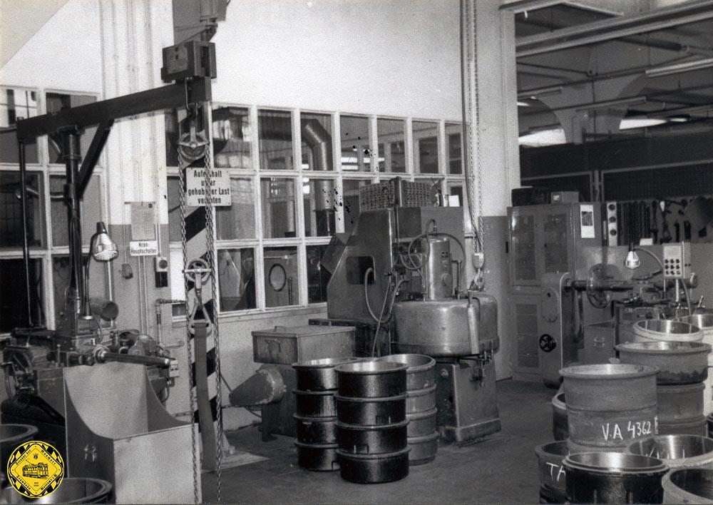 Unser Bild zeigt die Bremstrommeldrehmaschine im Jahr 1985 in der Buswerkstätte. Heute ist in diesem Gebäudeteil das MVG-Museum untergebracht.