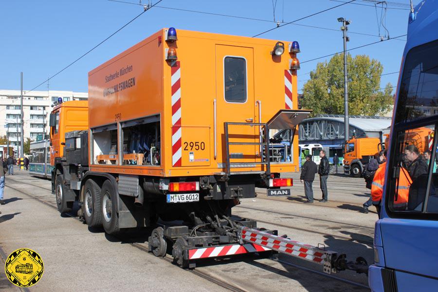 Während über die letzten 100 Jahre die Eingleisungsfahrzeuge deutlich immer kleiner wurden, präsentiert sich heutige liebevoll "Bergepanzer" genannte LKW der MVG doch recht massiv im Auftritt.