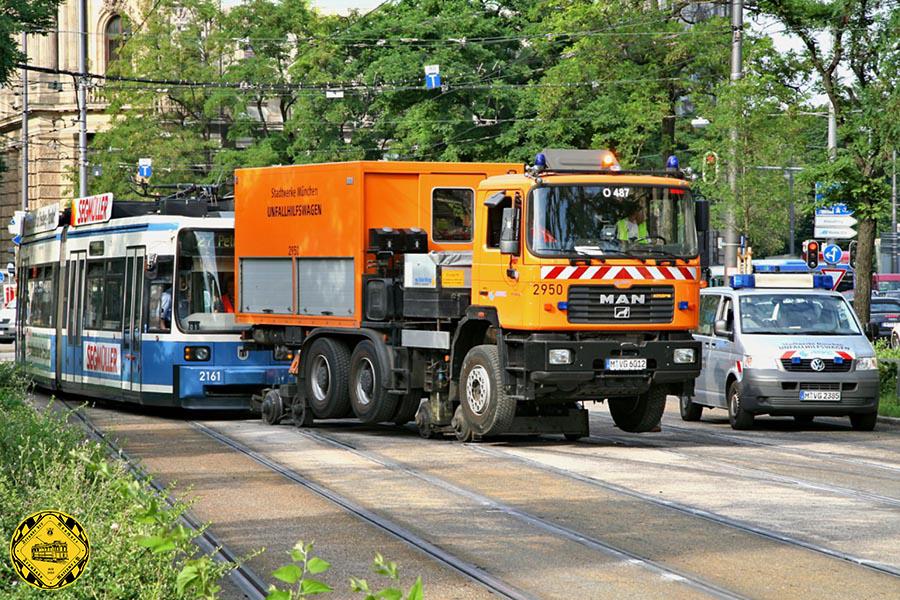 Während über die letzten 100 Jahre die Eingleisungsfahrzeuge deutlich immer kleiner wurden, präsentiert sich heutige liebevoll "Bergepanzer" genannte LKW der MVG doch recht massiv im Auftritt.