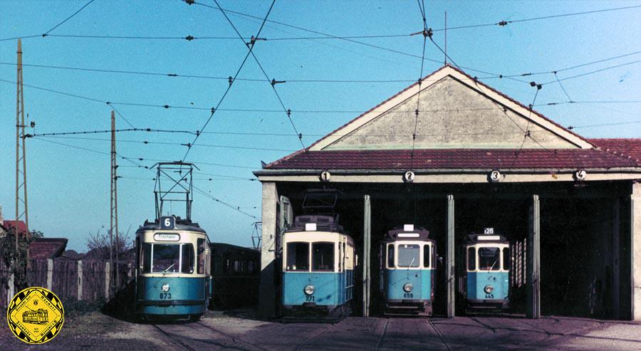 Die kleine Fahrzeugparade am 4. Juli 1958: Triebwagen 873 (M 3.64), TW 271 (A 2.2), TW 659 (F 2.10) und der TW 445 (D 6.5) im Depot an der Soxletstraße. das bis dahin einzige Umfahrungsgleis an der Westseite des Depot sollte nun bald um eine größere Freifläche zum Aufstellen der Wagen erweitert werden.