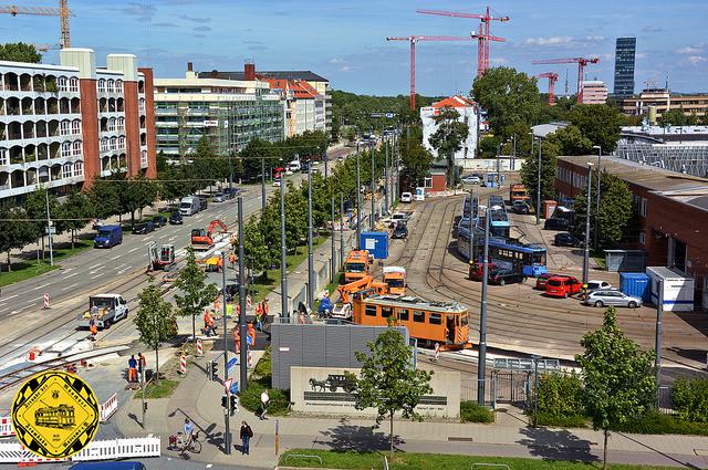 Blick von oben: FK-Wagen 2942 bei seiner ersten Fahrt über die neue provisorische Gleisführung. Im Hintergrund fehlt in der Einsteinstraße noch die Schiene der Ausfahrt.