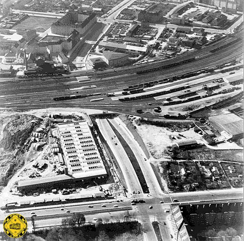 Am 1. Juni 1960 begann man mit dem ersten Bauabschnitt, der die Wartungs-, Wasch- und Reparaturhalle mit Nebenräumen umfasste. Die Hebefeier für diese Gebäude fand am 21. April 1961 statt, fertiggestellt waren sie am 15. Januar 1963.