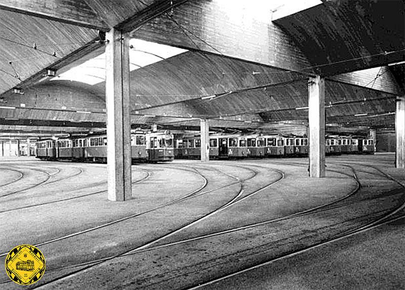 Die Abstellhalle mit Straßenbahnzügen der verschiedenen damals eingesetzten Baureihen, 10.12.1963.