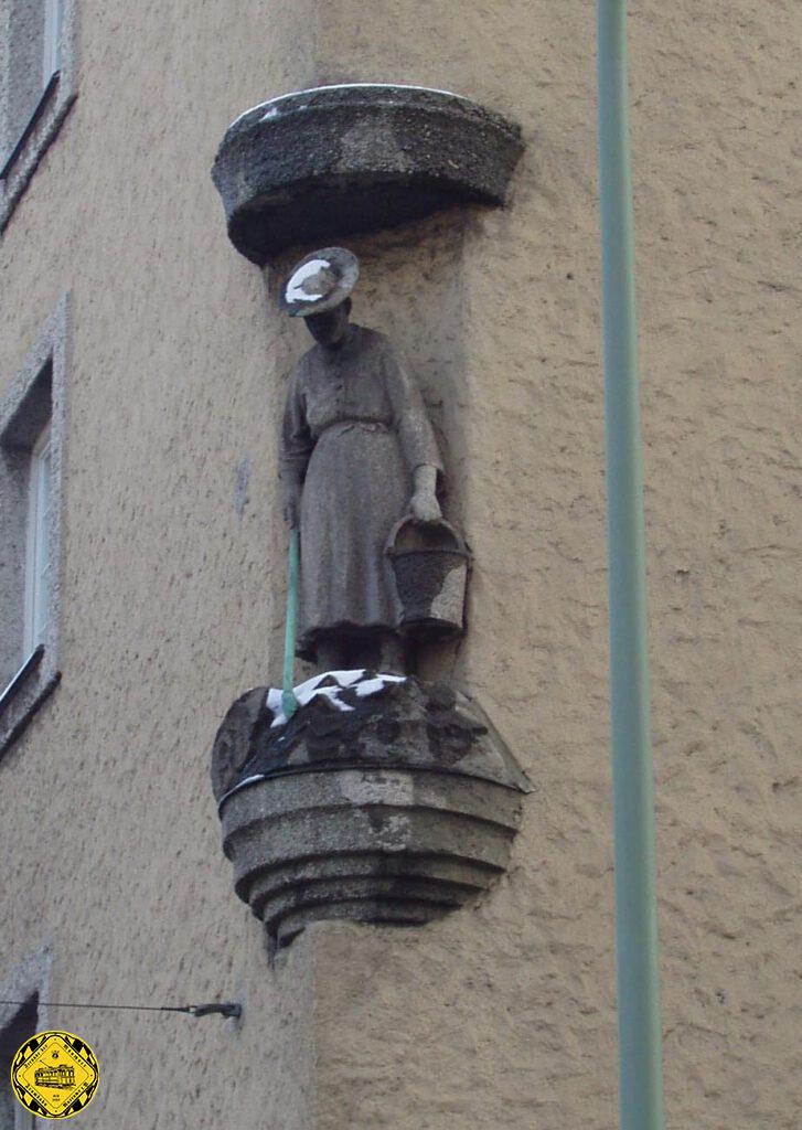 Die Wohnhäuser mit Tordurchfahrten an der Einsteinstraße sind noch heute vorhanden. Auch die Figuren des „Signalwärters“ und der „Trambahnritzenreinigungsfrau“ an den Hausecken sind noch heute vorhanden und weisen auf die frühere Nutzung hin.